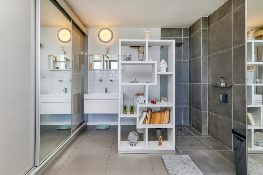 5 Bedroom Property for Sale in Green Point Western Cape